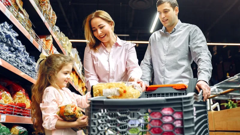 Market reyonunda bebek ürünleri